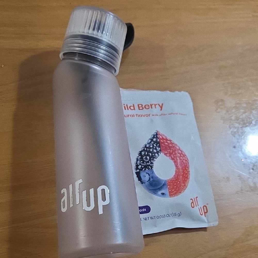 Air Up Water Bottle with Wild Berry Flavor Pod